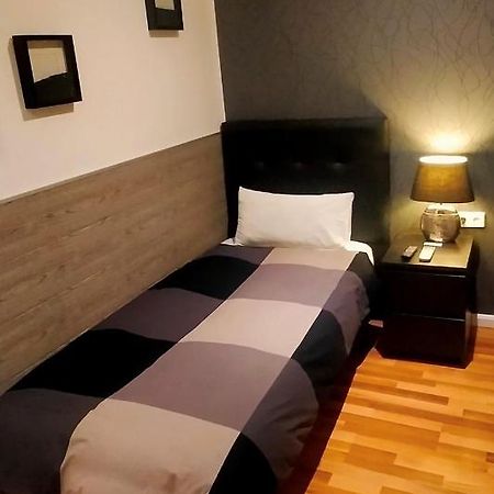 Single Rooms Madrid Bagian luar foto