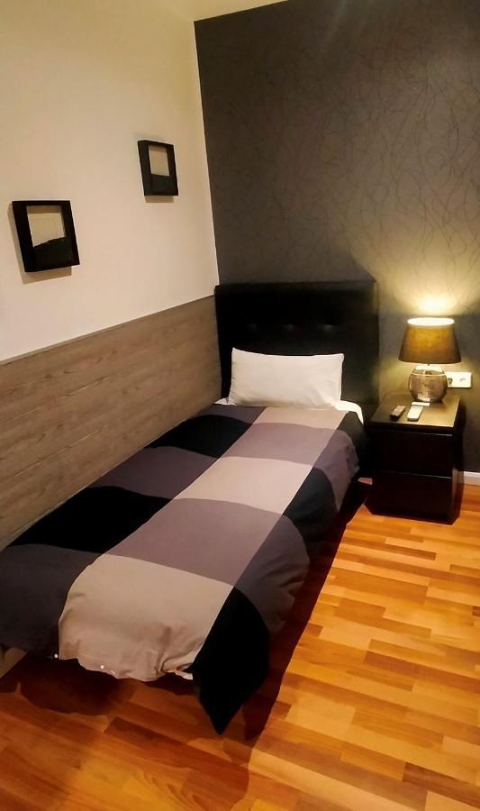 Single Rooms Madrid Bagian luar foto