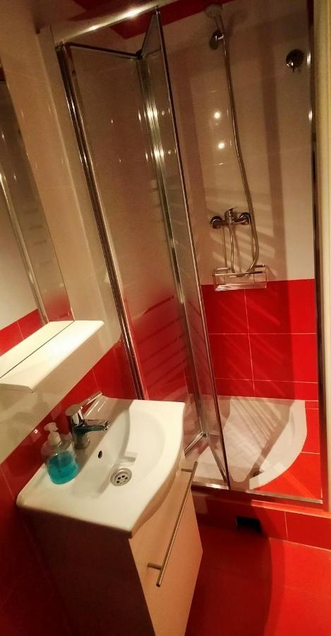 Single Rooms Madrid Bagian luar foto