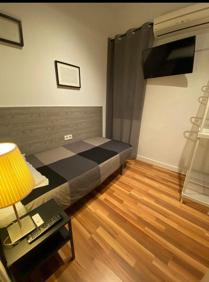 Single Rooms Madrid Bagian luar foto