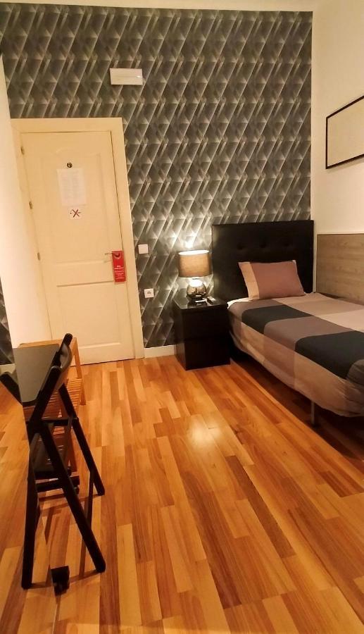 Single Rooms Madrid Bagian luar foto