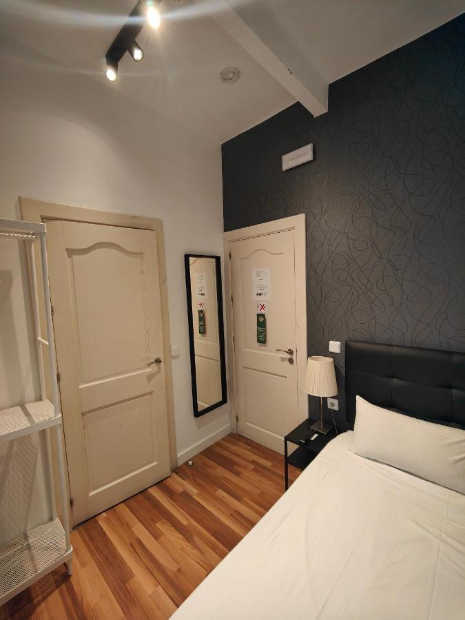 Single Rooms Madrid Bagian luar foto