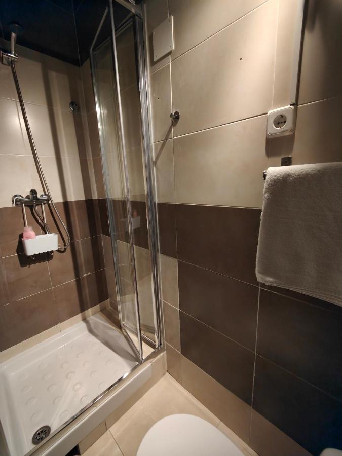 Single Rooms Madrid Bagian luar foto